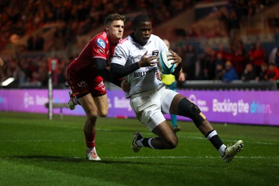 260424 - Scarlets v Hollywoodbets Sharks - United Rugby Championship - Aphelele Fassi of Sharks gathers the ball under pressure from Tomi Lewis of Scarlets 