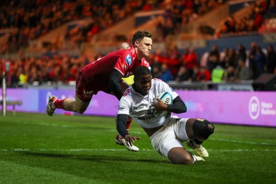 260424 - Scarlets v Hollywoodbets Sharks - United Rugby Championship - Aphelele Fassi of Sharks gathers the ball under pressure from Tomi Lewis of Scarlets 