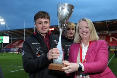 260424 - Scarlets v Hollywoodbets Sharks - United Rugby Championship - WRU CEO Abi Tierney presents the Premiership Cup to players and coaches from Llandovery RFC