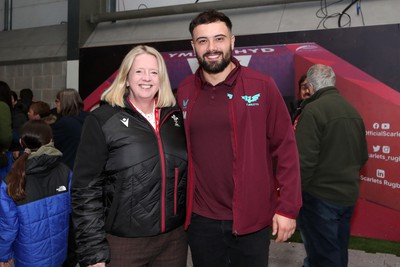 260424 - Scarlets v Hollywoodbets Sharks - United Rugby Championship - WRU CEO Abi Tierney meets Scarlets Captain Josh Mcleod before the game