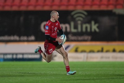 260424 - Scarlets v Hollywoodbets Sharks - United Rugby Championship - Ioan Nicholas of Scarlets  looks for support 