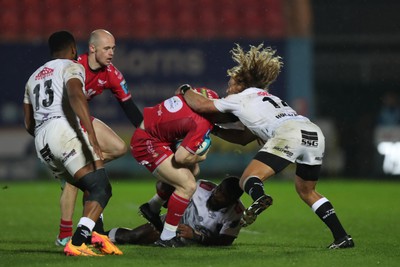 260424 - Scarlets v Hollywoodbets Sharks - United Rugby Championship - Ryan Conbeer of Scarlets is tackled high by Werner Kok of Sharks 