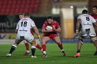 260424 - Scarlets v Hollywoodbets Sharks - United Rugby Championship - Harri O Connor of Scarlets charges at Hanro Jacobs of Sharks