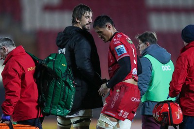 260424 - Scarlets v Hollywoodbets Sharks - United Rugby Championship - Eben Etzebeth of Sharks  consoles Sam Lousi of Scarlets  