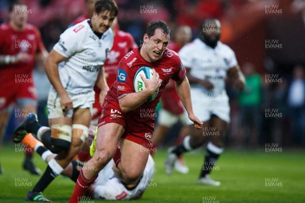 260424 - Scarlets v Hollywoodbets Sharks - United Rugby Championship - Ryan Elias of Scarlets on the way to scoring a try