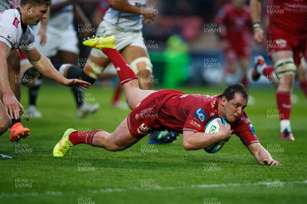 260424 - Scarlets v Hollywoodbets Sharks - United Rugby Championship - Ryan Elias of Scarlets dives to score a try