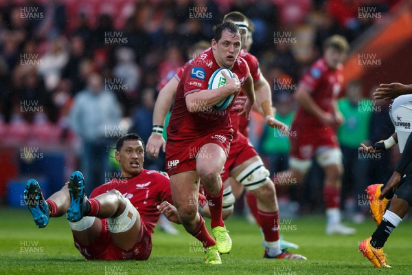 260424 - Scarlets v Hollywoodbets Sharks - United Rugby Championship - Ryan Elias of Scarlets makes a break on the way to scoring a try