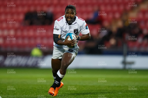 260424 - Scarlets v Hollywoodbets Sharks - United Rugby Championship - Siya Masuku of Sharks runs at the defence