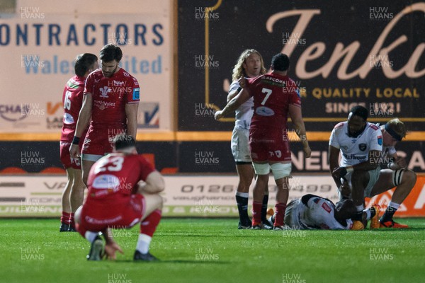 260424 - Scarlets v Hollywoodbets Sharks - United Rugby Championship - Scarlets look dejected at the end of the match