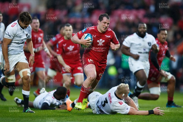 260424 - Scarlets v Hollywoodbets Sharks - United Rugby Championship - Ryan Elias of Scarlets makes a break on his way to scoring a try