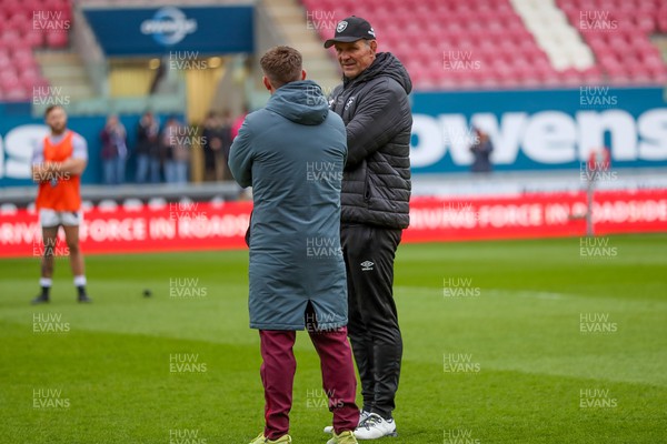 260424 - Scarlets v Hollywoodbets Sharks - United Rugby Championship - Scarlets Head Coach Dwayne Peel and Sharks Coach Jon Plumtree chat before kick off