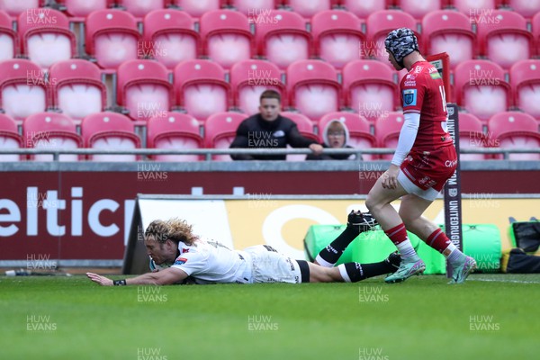 260424 - Scarlets v Hollywoodbets Sharks - United Rugby Championship - Gareth Davies of Scarlets gets the ball away 