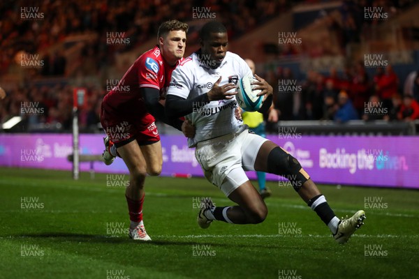 260424 - Scarlets v Hollywoodbets Sharks - United Rugby Championship - Aphelele Fassi of Sharks gathers the ball under pressure from Tomi Lewis of Scarlets 