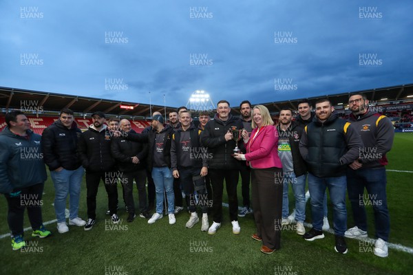 260424 - Scarlets v Hollywoodbets Sharks - United Rugby Championship - WRU CEO Abi Tierney presents the Division one Cup to players and coaches from Llanelli Wanderers RFC