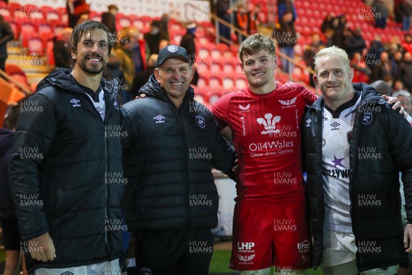 260424 - Scarlets v Hollywoodbets Sharks - United Rugby Championship - Eben Etzebeth, Sharks Coach Jon Plumtree his son Taine Plumtree of Scarlets  and Vincent Koch of Sharks after the game 