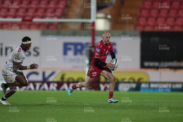 260424 - Scarlets v Hollywoodbets Sharks - United Rugby Championship - Ioan Nicholas of Scarlets  on the attack 