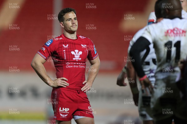 260424 - Scarlets v Hollywoodbets Sharks - United Rugby Championship - Kieran Hardy of Scarlets is dejected at the final whistle 