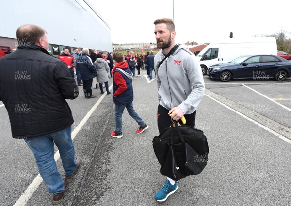 300318 - Scarlets v La Rochelle - European Rugby Champions Cup - John Barclay of Scarlets arrives