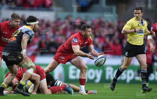 300318 - Scarlets v La Rochelle - European Rugby Champions Cup - Gareth Davies of Scarlets gets the ball away
