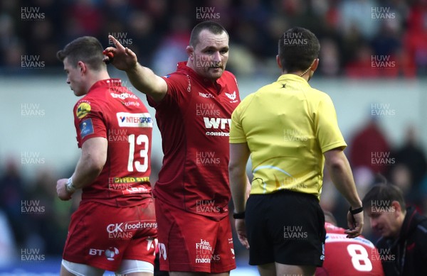 300318 - Scarlets v La Rochelle - European Rugby Champions Cup - Ken Owens of Scarlets talks to the Referee