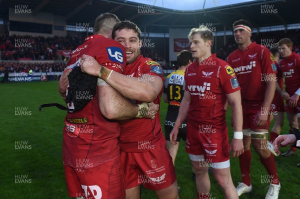 300318 - Scarlets v La Rochelle - European Rugby Champions Cup - John Barclay and Leigh Halfpenny of Scarlets celebrate