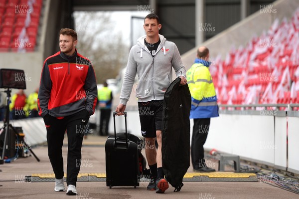 300318 - Scarlets v La Rochelle - European Rugby Champions Cup - Steff Hughes and Aaron Shingler of Scarlets arrives