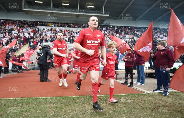 300318 - Scarlets v La Rochelle - European Rugby Champions Cup - Ken Owens of Scarlets leads out his side