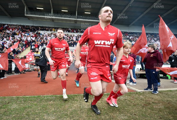 300318 - Scarlets v La Rochelle - European Rugby Champions Cup - Ken Owens of Scarlets leads out his side