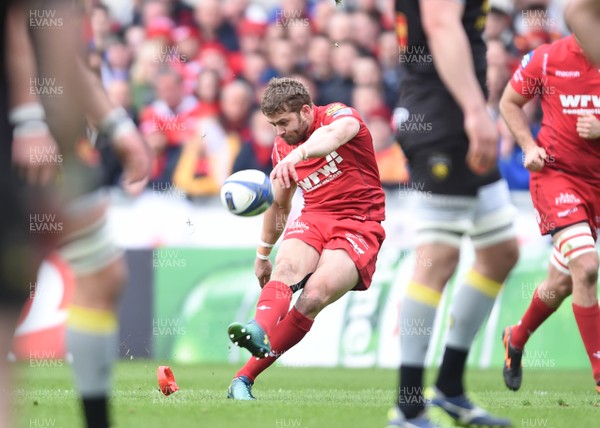 300318 - Scarlets v La Rochelle - European Rugby Champions Cup - Leigh Halfpenny of Scarlets kicks at goal
