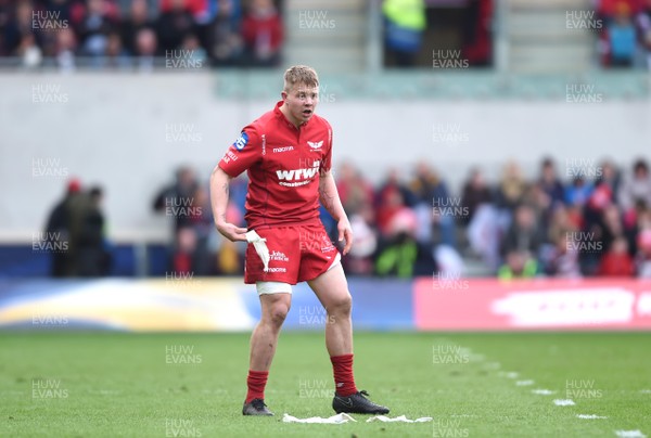 300318 - Scarlets v La Rochelle - European Rugby Champions Cup - James Davies of Scarlets takes off his strapping after moving to the wing