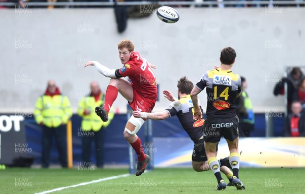 300318 - Scarlets v La Rochelle - European Rugby Champions Cup - Rhys Patchell of Scarlets chips ahead