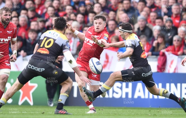 300318 - Scarlets v La Rochelle - European Rugby Champions Cup - Steff Evans of Scarlets chips ahead