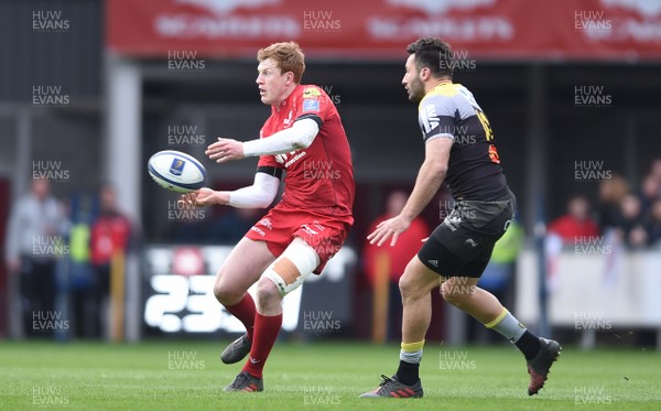 300318 - Scarlets v La Rochelle - European Rugby Champions Cup - Rhys Patchell of Scarlets gets the ball away