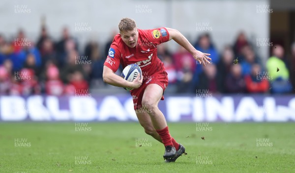 300318 - Scarlets v La Rochelle - European Rugby Champions Cup - James Davies of Scarlets gets into space