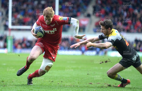300318 - Scarlets v La Rochelle - European Rugby Champions Cup - Rhys Patchell of Scarlets scores try