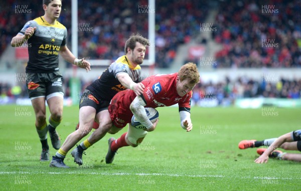 300318 - Scarlets v La Rochelle - European Rugby Champions Cup - Rhys Patchell of Scarlets scores try