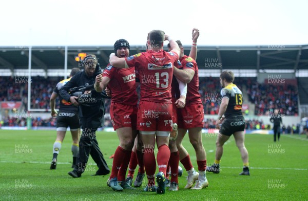 300318 - Scarlets v La Rochelle - European Rugby Champions Cup - Rhys Patchell of Scarlets celebrates his try with team mates