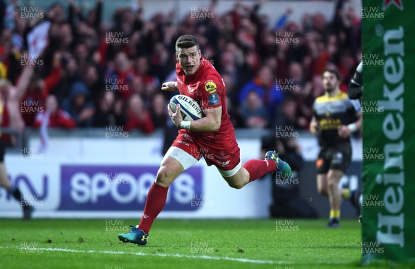 300318 - Scarlets v La Rochelle - European Rugby Champions Cup - Scott Williams of Scarlets runs in to score try