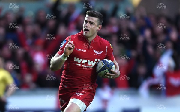 300318 - Scarlets v La Rochelle - European Rugby Champions Cup - Scott Williams of Scarlets runs in to score try