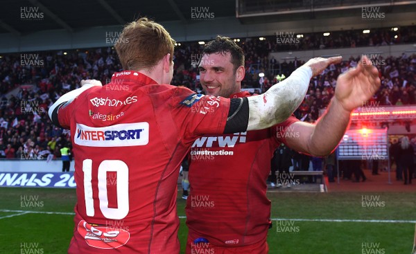 300318 - Scarlets v La Rochelle - European Rugby Champions Cup - Rhys Patchell and Tadhg Beirne of Scarlets celebrate at the end of the game