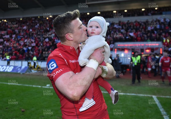 300318 - Scarlets v La Rochelle - European Rugby Champions Cup - Scott Williams of Scarlets celebrates with his son Seb at the end of the game