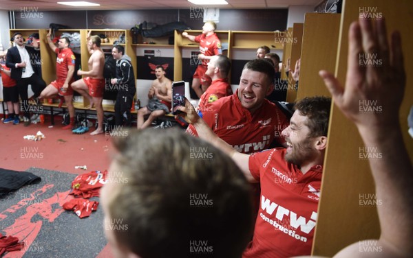 300318 - Scarlets v La Rochelle - European Rugby Champions Cup - Rob Evans and Leigh Halfpenny of Scarlets celebrate at the end of the game