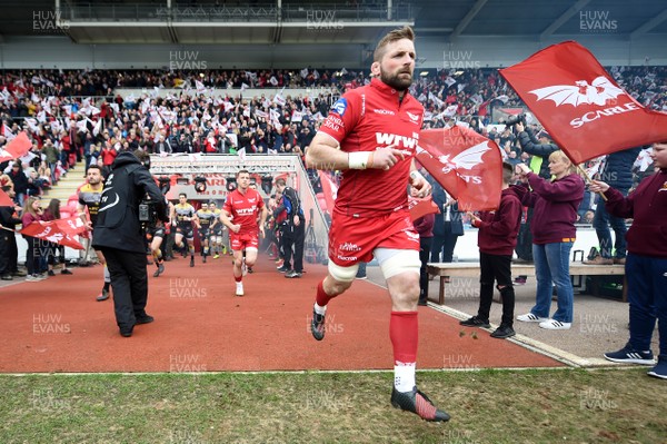 300318 - Scarlets v La Rochelle - European Rugby Champions Cup - John Barclay of Scarlets runs out