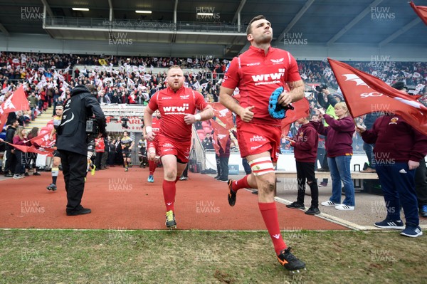 300318 - Scarlets v La Rochelle - European Rugby Champions Cup - Samson Lee and Tadhg Beirne of Scarlets run out