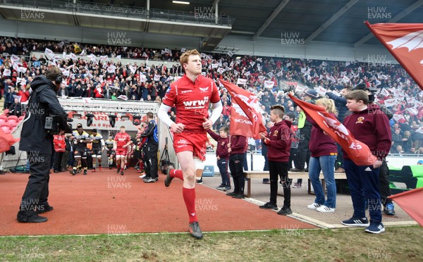 300318 - Scarlets v La Rochelle - European Rugby Champions Cup - Rhys Patchell of Scarlets runs out