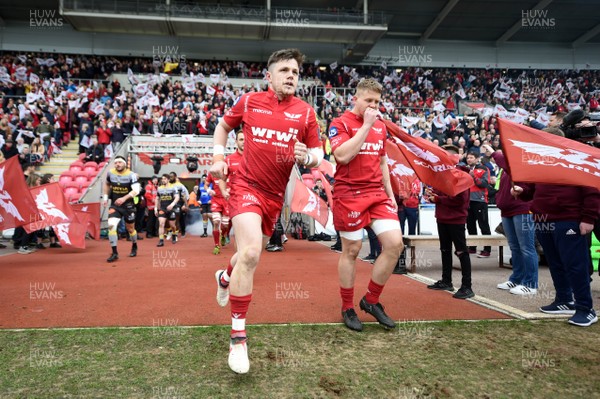 300318 - Scarlets v La Rochelle - European Rugby Champions Cup - Steff Evans and James Davies of Scarlets runs out