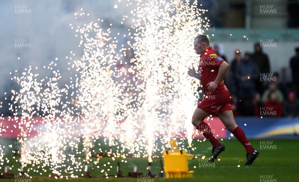 300318 - Scarlets v La Rochelle - European Rugby Champions Cup - Ken Owens of Scarlets runs out