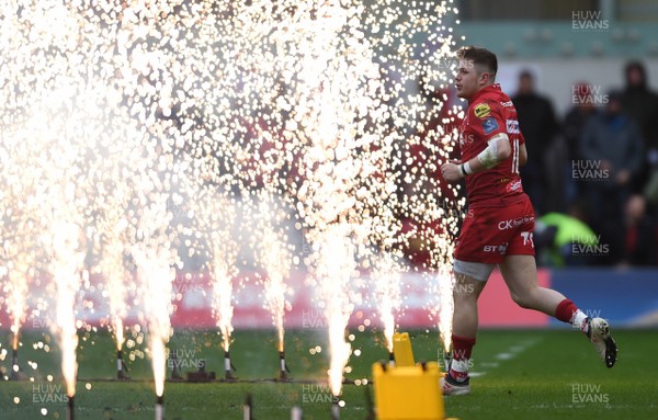 300318 - Scarlets v La Rochelle - European Rugby Champions Cup - Steff Evans of Scarlets runs out
