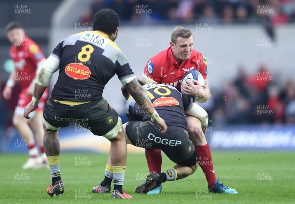 300318 - Scarlets v La Rochelle - European Rugby Champions Cup - Hadleigh Parkes of Scarlets is tackled by Jeremy Sinzelle of La Rochelle