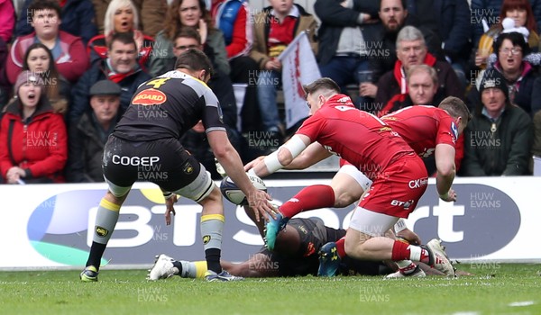 300318 - Scarlets v La Rochelle - European Champions Cup Quarter Final - Romain Sazy of La Rochelle gets the loose ball to score the first try of the game